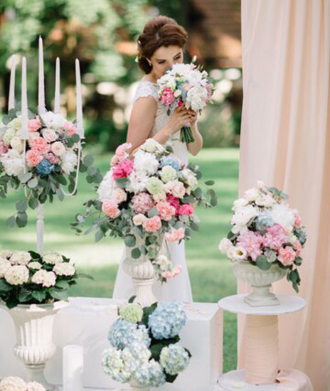 novia-apacible-posando-flores-jardin_1304-4039