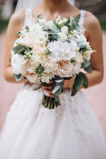 novia sosteniendo ramos de flores, floristería en Tineo